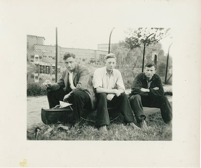 De izquierda a derecha: Karl Pötzinger, Johann Niemann y Siegfried Graetschus, empleados encargados de incinerar los cuerpos del programa del régimen nazi de eugenesia llamado Aktion T4, en Brandemburgo, en el verano de 1940.