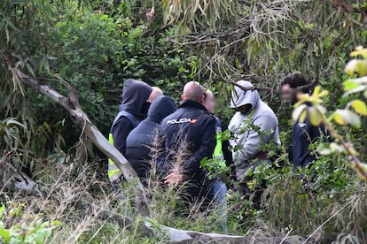 La Policía Nacional inspecciona con los tres detenidos por el crimen de Mohamed Alí el lugar donde supuestamente le mataron hace un año. 