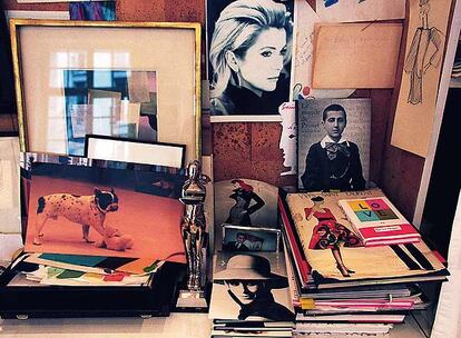 Un rincón de su estudio con fotos de sus pasiones: Catherine Deneuve, Marcel Proust y su pero acompañan un cuadro de Braque.