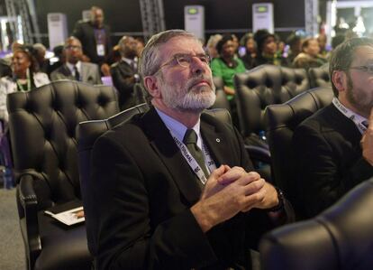 El l&iacute;der del Sinn Fein, Gerry Adams, espera sentado el inicio del funeral. 