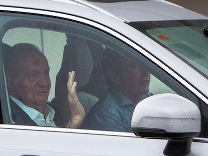 Juan Carlos de Borbón llega en coche al aeropuerto de Vigo este martes para trasladarse en avión a su residencia de Abu Dabi.