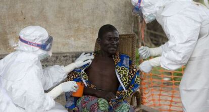 Un congolés infectado de Ébola es tratado por profesionales sanitarios en un brote anterior de la enfermedad.