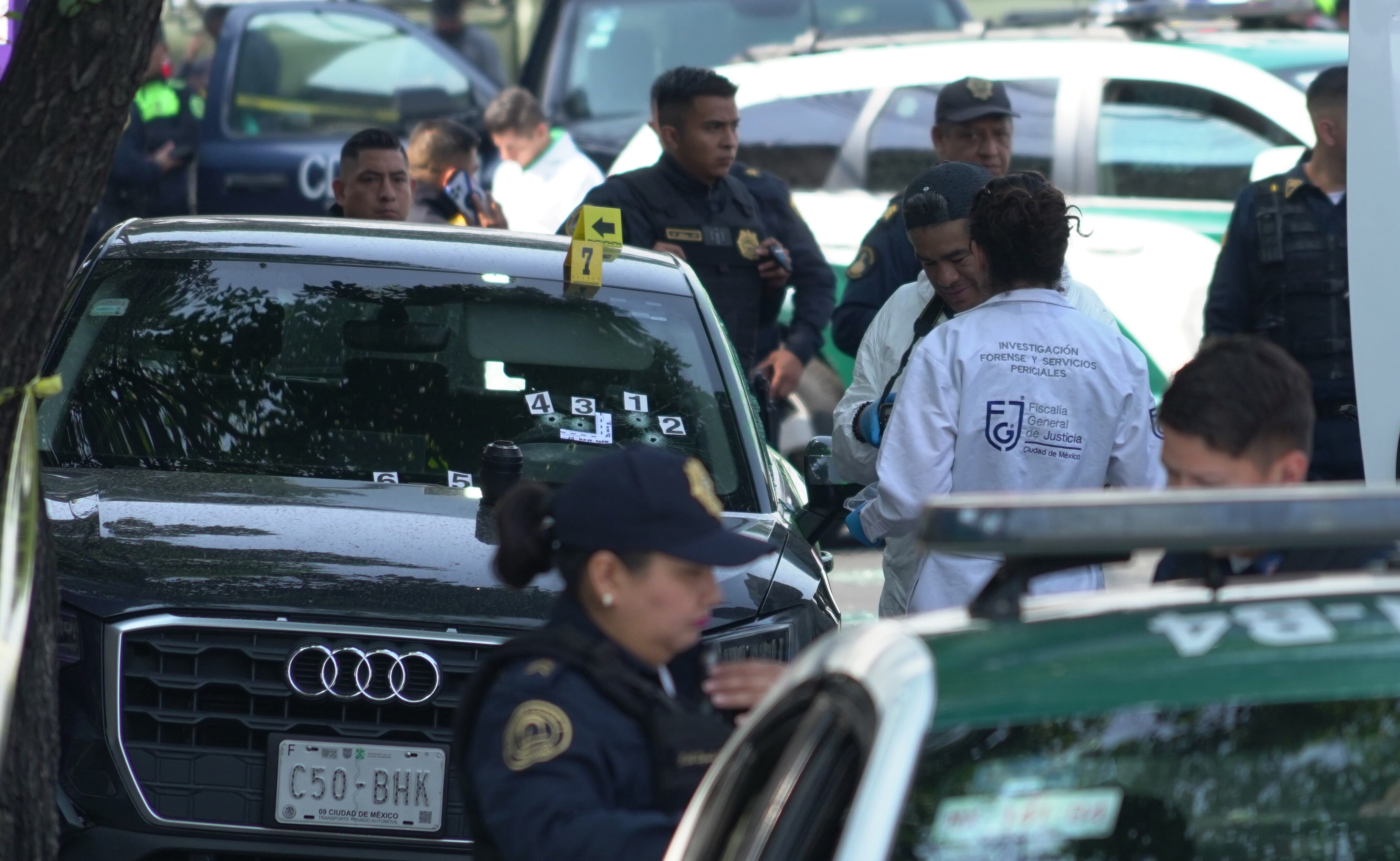 Elementos de seguridad y un equipo forense laboran en el área del asesinato de Ximena Guzmán y José Muñoz.
