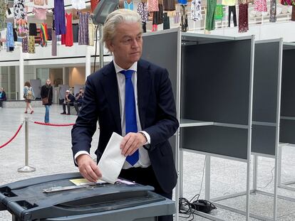 El líder ultraderechista holandés Geert Wilders vota durante unas elecciones europeas en La Haya, este jueves.