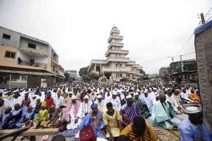 Musulmanes participan en el rezo de la mañana durante las celebraciones en Abiyán (Costa de Marfil).