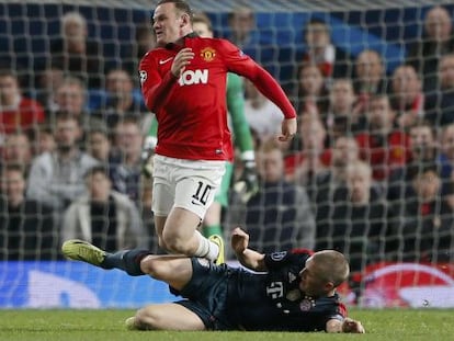 Schweinsteiger, na entrada a Rooney que lhe custou a segunda amarela.