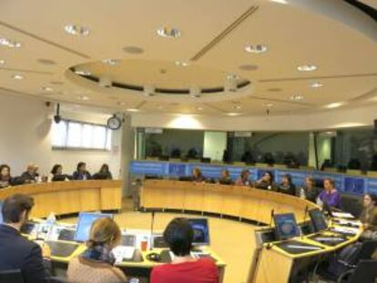 Representantes de la Federación de Asociaciones de Mujeres Rurales (Fademur) durante la reunión que han mantenido hoy en Bruselas, con miembros del Parlamento Europeo, para alertar de las consecuencias que los recortes están teniendo para las mujeres emprendedoras en el medio rural.