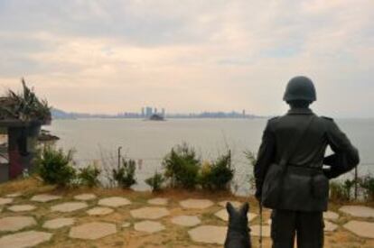 Vista de la ciudad de Xiamen en la República Popular China desde una de las que fueran bases militares en pequeño Kinmen, Yeliu.