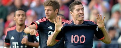 Lewandowski celebra su gol 100 en la Bundesliga.