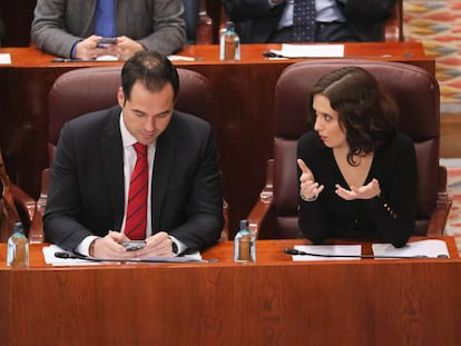 Ignacio Aguado e Isabel Díaz Ayuso, en el pleno de este jueves. 
