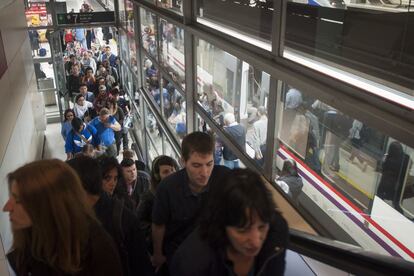 Multitud de passatgers a l'estació de Sants de Barcelona.