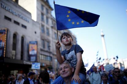 Los manifestantes pretenden convencer a la primera ministra, Theresa May, de que convoque una segunda consulta popular para que los ciudadanos puedan opinar sobre el resultado de sus negociaciones con Bruselas.