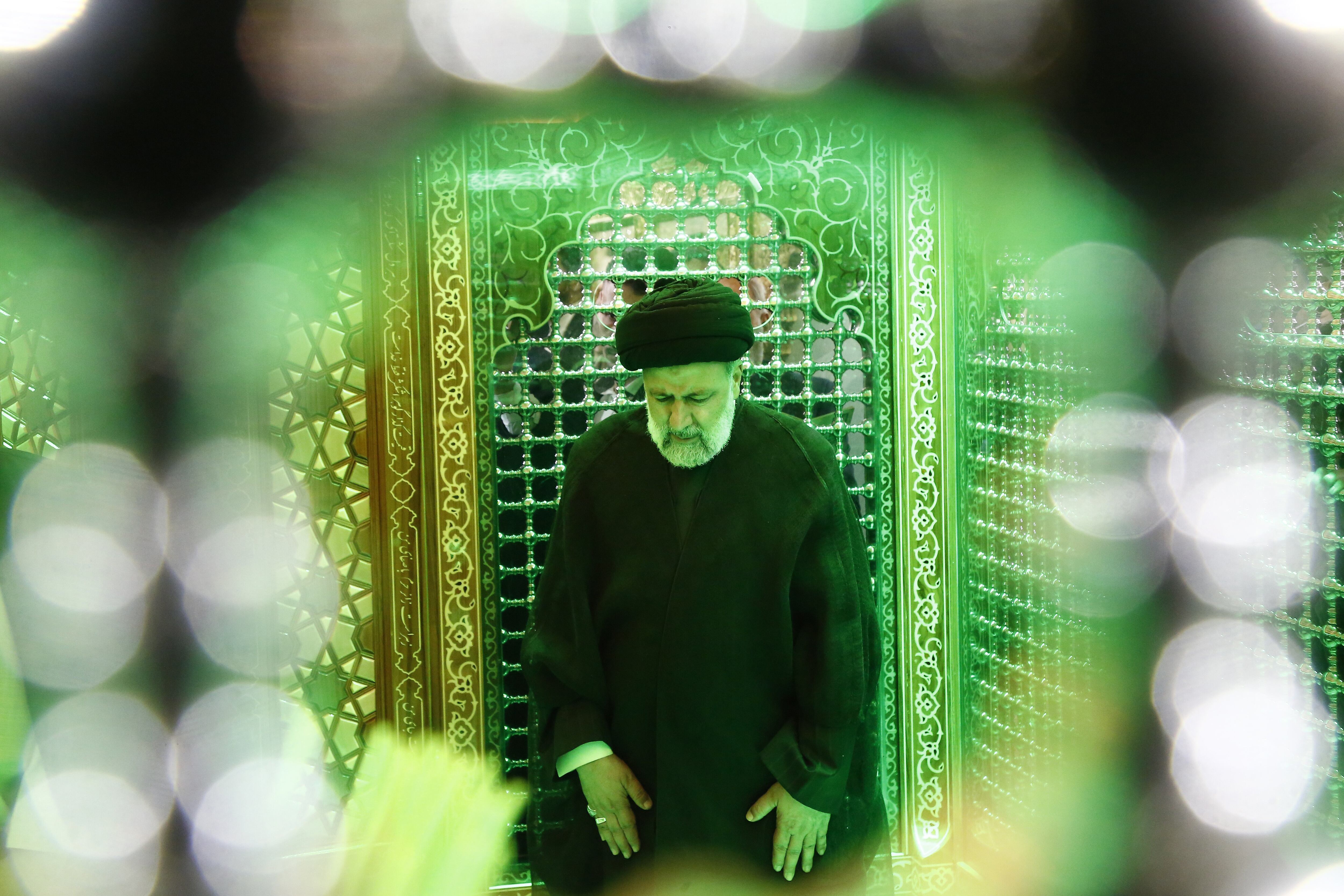 El presidente de Irán, Ebrahim Raisi, visita el santuario sagrado de Hazrat Ruqayya en Damasco (Siria), el 4 de mayo de 2023.