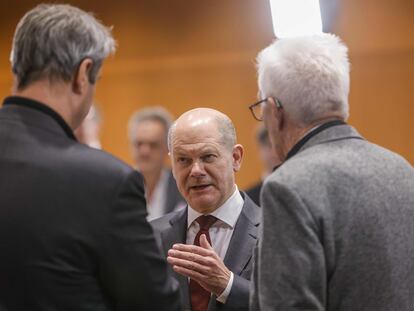 El canciller alemán, Olaf Scholz (en el centro), conversa con el líder del partido Unión Social Cristiana (CSU) y presidente de Baviera, Markus Soeder (a la izquierda), y con el presidente de Baden-Wurtemberg, Winfried Kretschmann, este miércoles en Berlín.