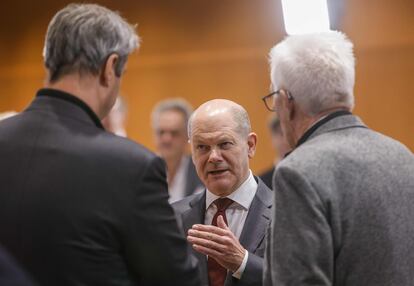 El canciller alemán, Olaf Scholz (en el centro), conversa con el líder del partido Unión Social Cristiana (CSU) y presidente de Baviera, Markus Soeder (a la izquierda), y con el presidente de Baden-Wurtemberg, Winfried Kretschmann, este miércoles en Berlín.