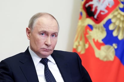 El presidente ruso, Vladímir Putin, preside una reunión en la residencia estatal Novo-Ogaryovo en las afueras de Moscú, este miércoles.