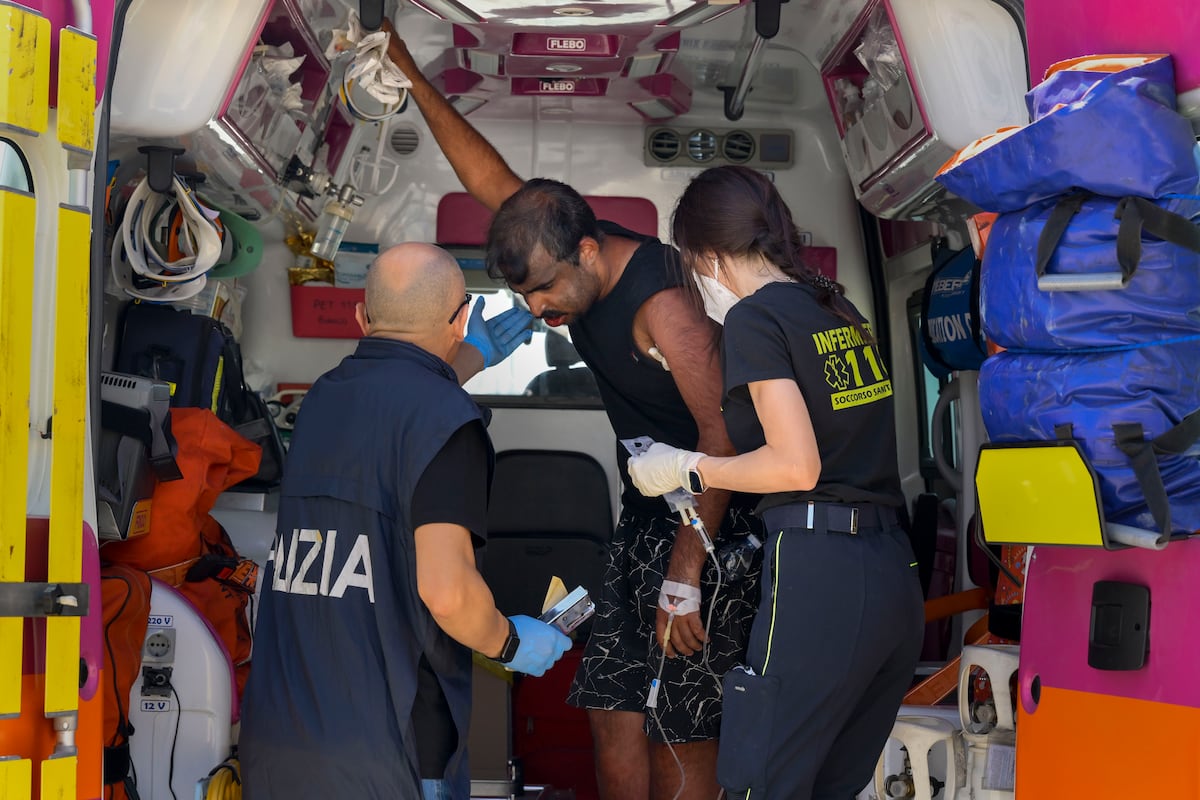 At least 60 migrants disappear in a shipwreck off the coast of Italy