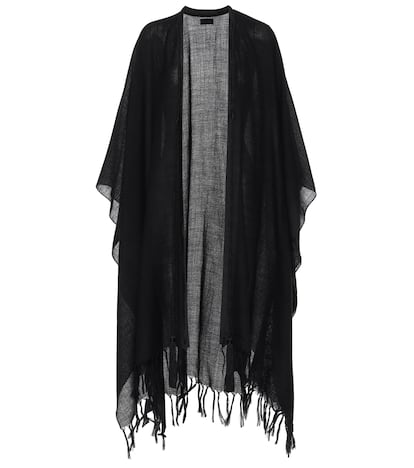 Nada como Saint Laurent para darle a cualquier look ese aire entre chic y Rock’n Roll. Algo que también se puede hacer con prendas cómodas y confortables como este poncho de lana que tienes aquí por 995 euros.