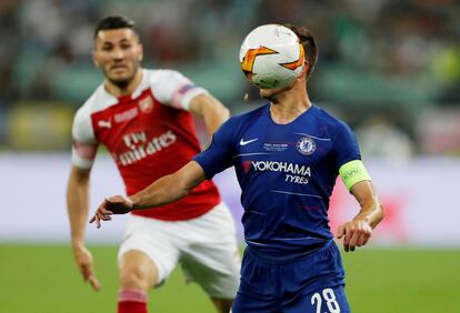 César Azpilicueta (a la derecha) para el balón con la cara.