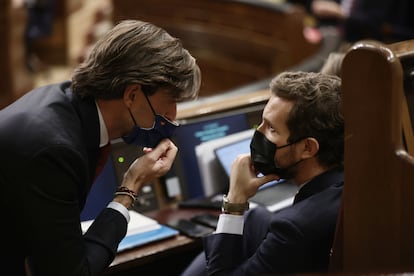 El vicesecretario de Comunicación del PP, Pablo Montesinos (izquierda), conversa con el líder del partido, Pablo Casado, en la sesión plenaria del Congreso, el 10 de noviembre.