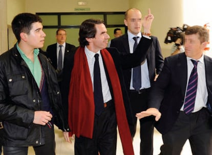 El ex presidente del Gobierno, José María Aznar, con el dedo levantado