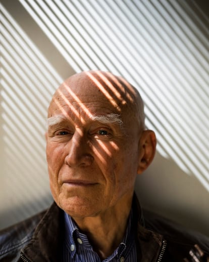 El fotógrafo Sebastião Salgado, fotografiado en su estudio, en París, mientras prepara su último libro y exposición: 'Amazônia', que se inauguró el pasado día 20, en la Philharmonie de París. ©Ed Alcock 