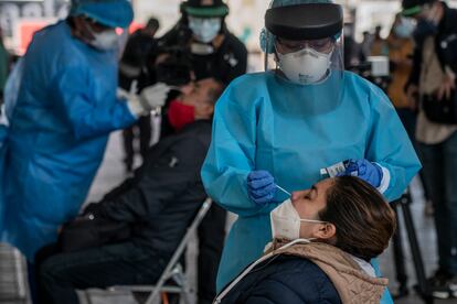 Una persona se realiza una prueba de coronavirus en la delegación Iztapalapa en Ciudad de México.