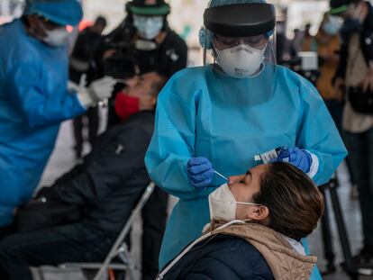 Una persona se realiza una prueba de detección de covid en la explanada de la delegación Iztapalapa en Ciudad de México el pasado 6 de enero.