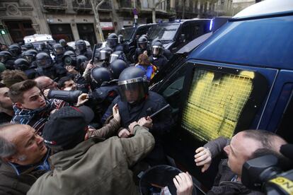 La Policia alemanya deté Puigdemont quan creuava la frontera amb cotxe des de Dinamarca cap a Bèlgica. L'expresident ingressa a la presó de Neumünster. Aquell mateix dia, els manifestants protesten per la detenció de l'expresident Carles Puigdemont, als voltants de la delegació del Govern espanyol a Barcelona, el 25 de març del 2018. El 5 d'abril la justícia alemanya descartaria el delicte de rebel·lió i el dia següent posaria en llibertat Puigdemont.