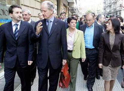 De izquierda a derecha, Josu Jon Imaz, Juan María Atutxa, Kontxi Bilbao, Javier Madrazo e Izaskun Bilbao, durante el juicio contra la Mesa del Parlamento vasco.