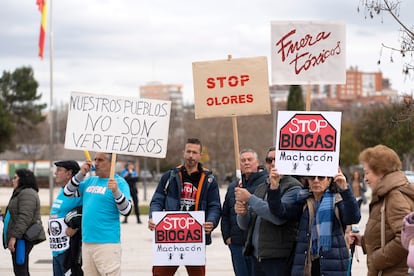 Manifestación en el exterior de las Cortes de Castilla y León contra la instalación de plantas de biogás.