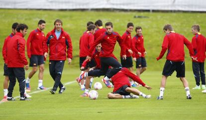 Jordi Alba salta durante un entrenamiento de la selección española de fútbol con vistas a los Juegos de Londres