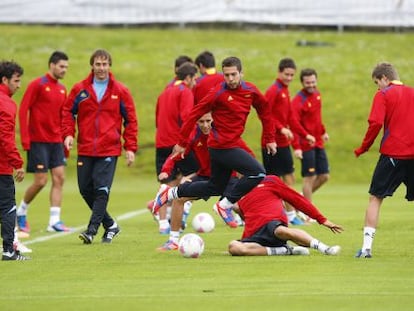 Jordi Alba salta durante un entrenamiento de la selección española de fútbol con vistas a los Juegos de Londres