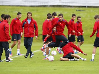 Jordi Alba salta durante un entrenamiento de la selección española de fútbol con vistas a los Juegos de Londres