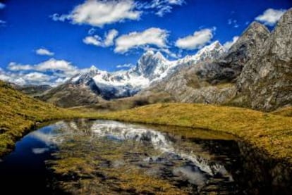 Un lago y nevados al fondo en la Cordillera Huayhuash, en Perú.