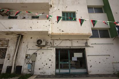 Impactos de bala en unas viviendas en la avenida de Tripoli.