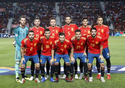 Los jugadores de la selección de España posan antes del partido.
