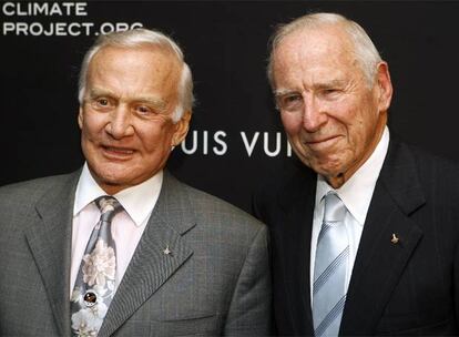 Buzz Aldrin (izquierda) y Jim Lovell (derecha), dos veteranos y legendarias figuras de la exploración espacial estadounidense, han celebrado los 40 años de la caminata lunar más celebre de la historia en el cóctel de la firma de bolsos Louis Vuitton. En 1969, Aldrin fue el segundo astronauta en pisar la Luna, después de Neil Armstrong. Lovell viajó al espacio cuatro veces, pero nunca &#39;paseó&#39; por el satélite de la Tierra. (Texto: ELPAÍS.com)