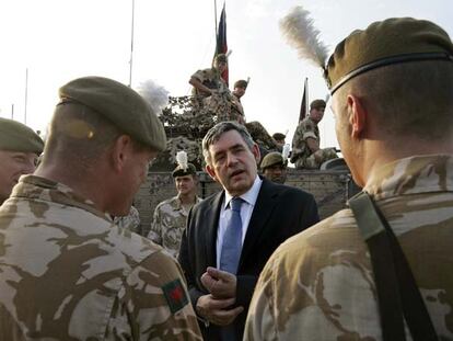 Gordon Brown habla con los soldados británicos en su base en el aeropuerto de Basora, al sur de Irak.