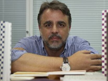 Javier S&aacute;nchez Men&eacute;ndez, junto a varios libros de su editorial.