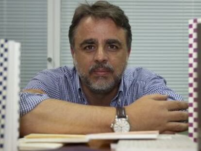 Javier Sánchez Menéndez, junto a varios libros de su editorial.