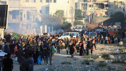 Desplazados palestinos huyen de Ciudad de Gaza, el domingo.