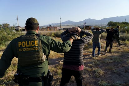 Un agente de la patrulla fronteriza detiene a varios migrantes que trataban de cruzar la frontera. Las autoridades locales han denunciado que los agentes fronterizos, que se encuentran a la espera de refuerzos, están sobrepasados por la coyuntura.