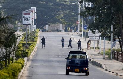 La situación en Buyumbura permanece tensa y confusa tras el estallido del conflicto armado. Fuerzas rebeldes han cerrado el acceso al aeropuerto de la ciudad y dicen haber tomado el control de los puestos fronterizos desde el anuncio del golpe de Estado. El presidente Nkurunziza, que se encontraba ayer en Tanzania para participar a una conferencia sobre la seguridad de su país, emprendió el viaje de vuelta pero decidió volver a Dar Es Saalam ante el empeoramiento de la situación. En la imagen, cuatro uniformados controlan una carretera en Buyumbura, este jueves.