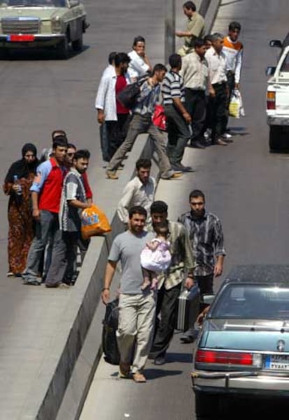 Trabajadores sirios dejan Beirut en vehículos y a pie.  El presidente de Irán, Mahmud Ahmadineyad, ha advertido de que un posible ataque israelí contra Siria en el marco de la actual crisis en la zona será considerado como "una agresión contra todo el mundo islámico".