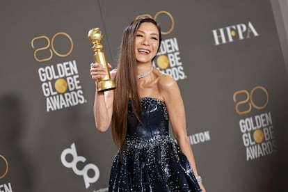 Michelle Yeoh posa con su premio por Mejor Actriz de Película, Musical o Comedia, otorgado por su papel en 'Todo en todas partes al mismo tiempo'. Lo recibió durante la edición 80 de los Globos de Oro, que tiene lugar este martes en el hotel Hilton de Beverly Hills (California).