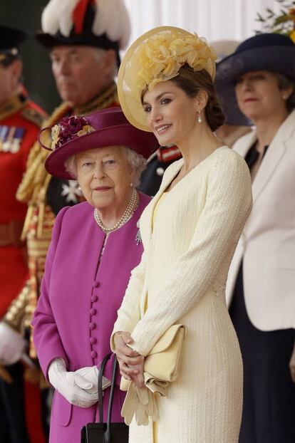 La reina Isabel II junto a la reina Letizia. Doña Letizia una vez más ha escogido un vestido de su diseñador de cabecera Felipe Varela, para su primera visita oficial al Reino Unido.