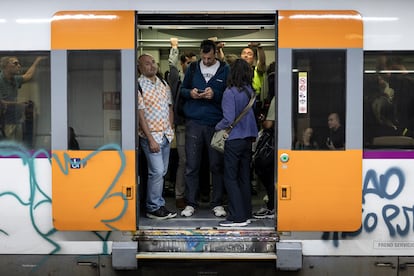 Primer día de cortes  en el servicio de trenes entre Tarragona y Barcelona. En la imagen, usuarios del servicio de Rodalies (Cercanias) Renfe en el interior de un tren.  [ALBERT GARCIA]