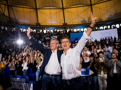 Alfonso Rueda y Alberto Núñez Feijóo, durante el acto electoral en Lalín (Pontevedra), el 9 de febrero.