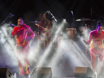 La banda colombiana &quot;Systema Solar&quot;, renovadores de la m&uacute;sica tradicional de su pa&iacute;s, durante el concierto que ofrecieron en La Mar de M&uacute;sicas. 